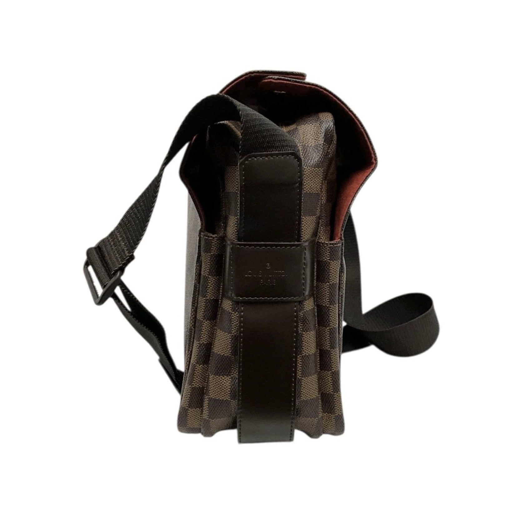 Screenshot Louis Vuitton Damier Ebene Naviglio Messenger Bag