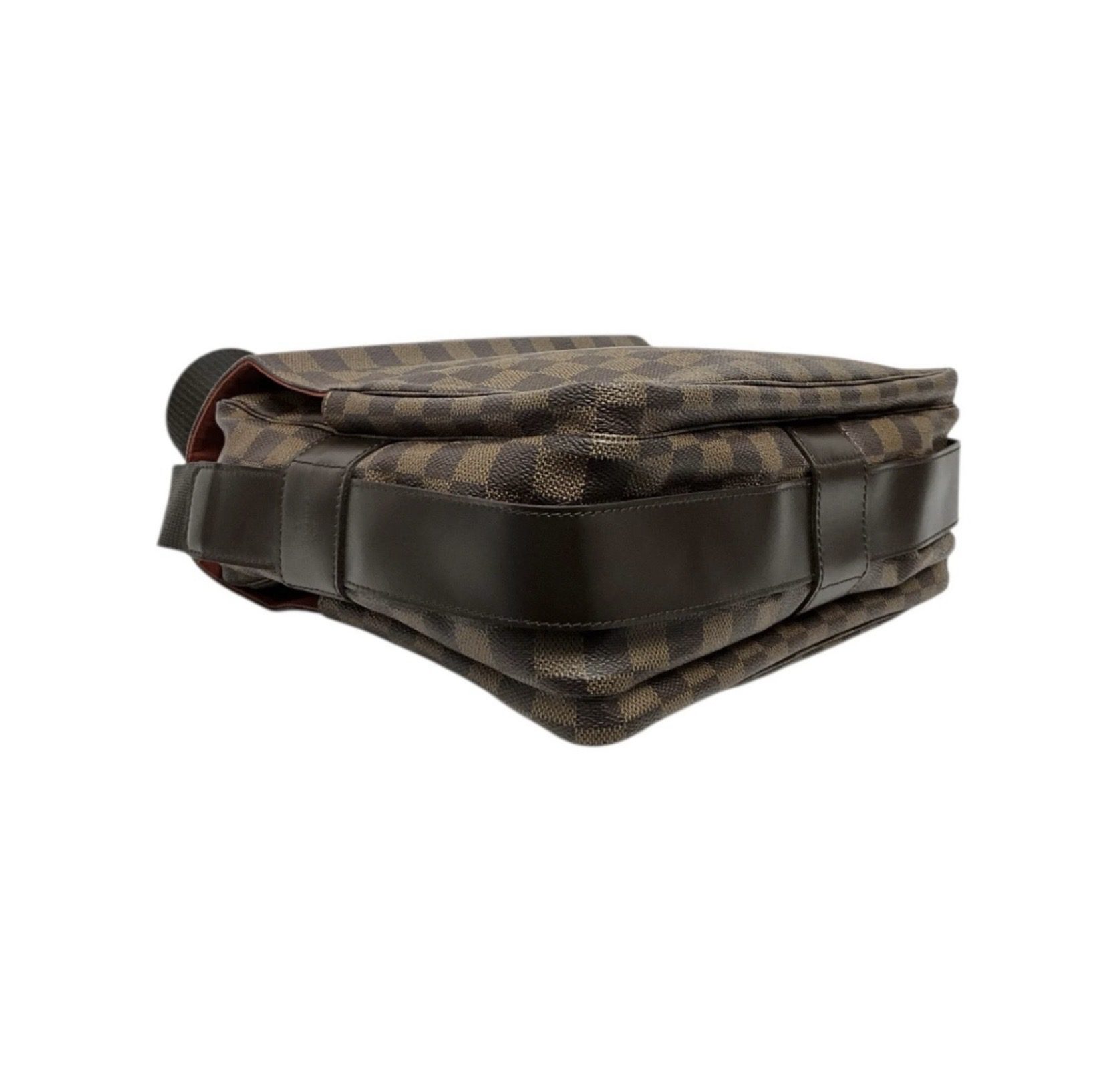 Screenshot Louis Vuitton Damier Ebene Naviglio Messenger Bag