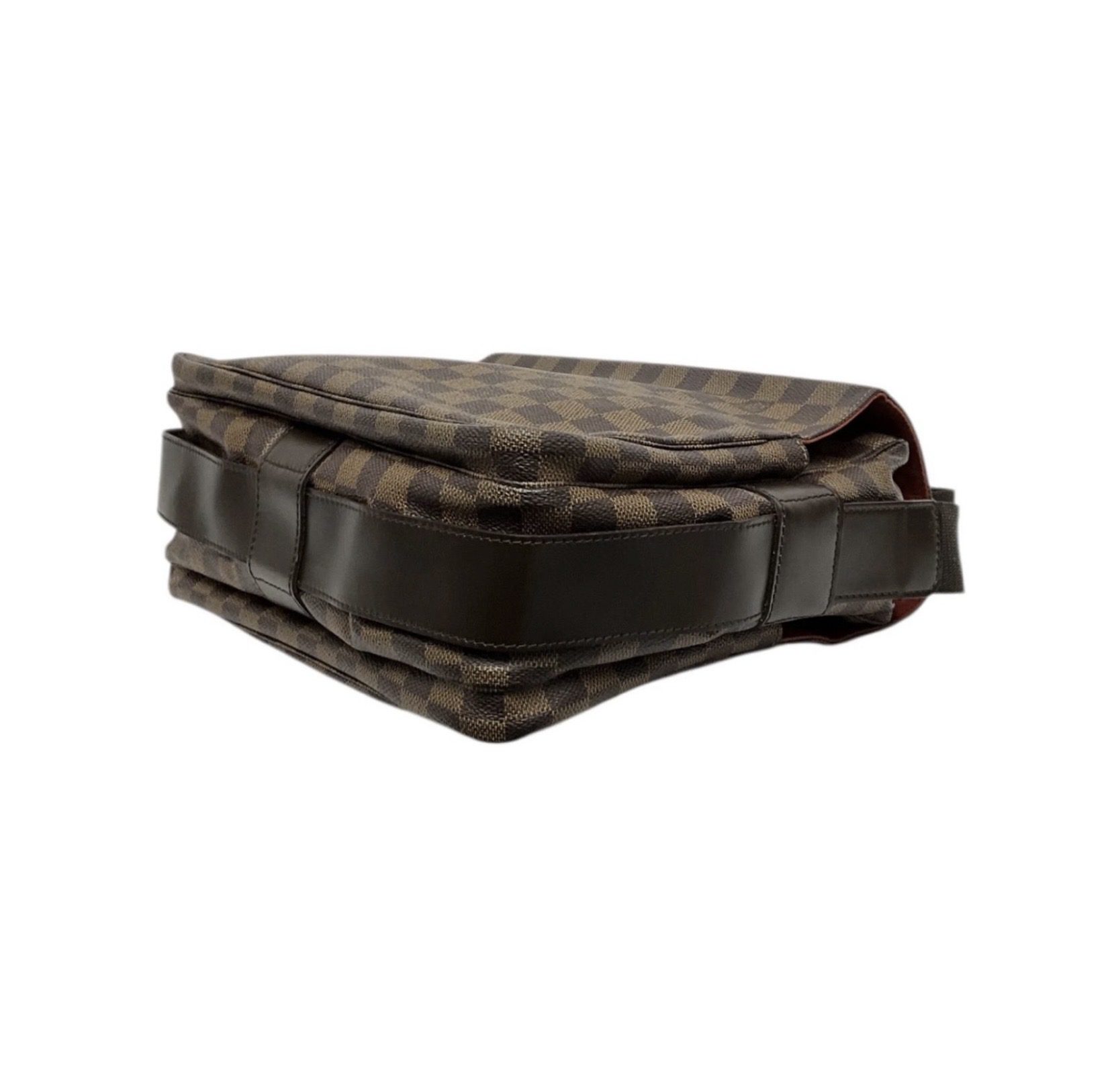 Screenshot Louis Vuitton Damier Ebene Naviglio Messenger Bag