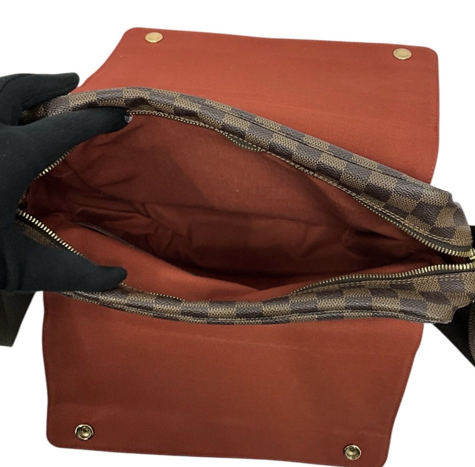 Screenshot Louis Vuitton Damier Ebene Naviglio Messenger Bag